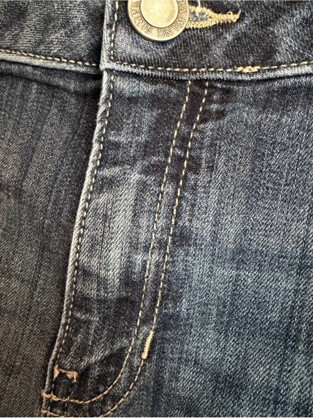 Vera Wang. Classic Mid-Wash Denim Roll-Cuff Women’s Shorts. EUC. Size 16. - Picture 4 of 5